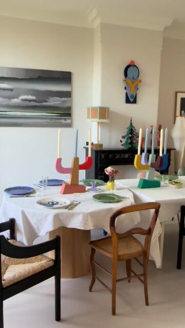 We set the table for our Christmas dinner and are now waiting for our guests:) We keep it simple, everyone prepares a small dish and with some bubbles it’s all about sharing a precious moment together! Hope you’re having a great, relaxed time with family or friends! 🌲