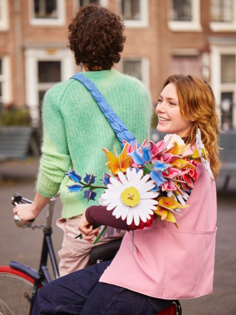 Biking through Amsterdam with a bunch of flowers — could it feel any more Amsterdam than this? 🚲🌸
A little hint of what’s blooming at the end of April…
New arty flowers, designed with @jantienbaas.
Are you curious yet?
