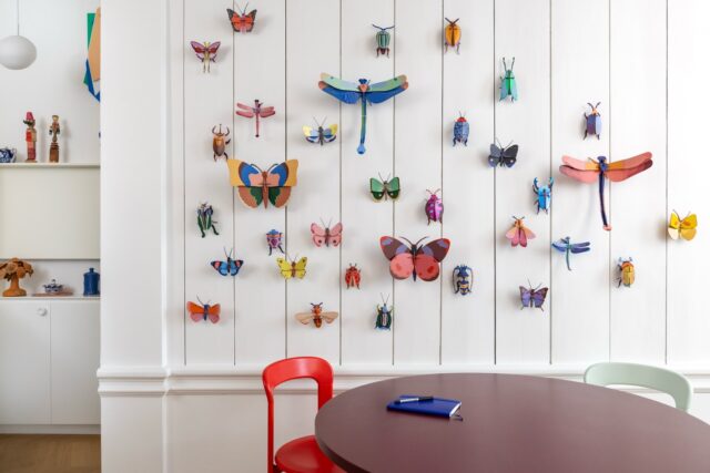 Un mur printanier peuplé de papillons et de coléoptères 🦋 Nous avons ajouté de nouveaux coléoptères très spéciaux : remarquez-vous le léger reflet sur leur carapace ? À venir très bientôt !